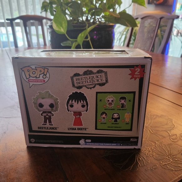 Funko Pop! Beetlejuice & Lydia Deetz 2-Pack - Picture 3 of 5